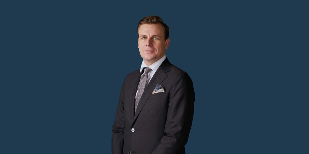 Män som pratar i en korridor