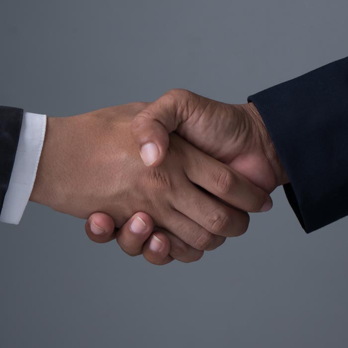 Två män som skakar händer