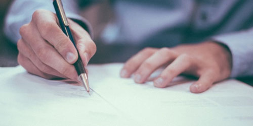 En person signar ett avtal