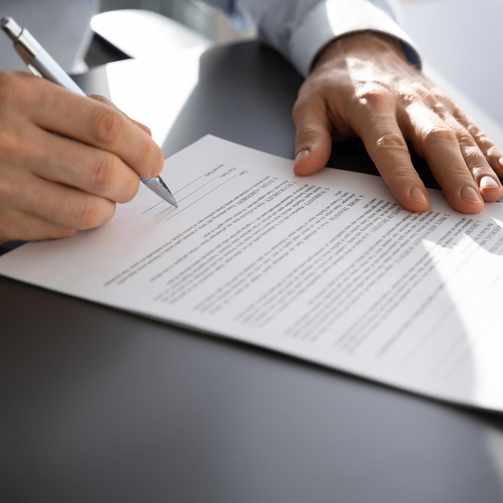 Man som skriver under ett dokument