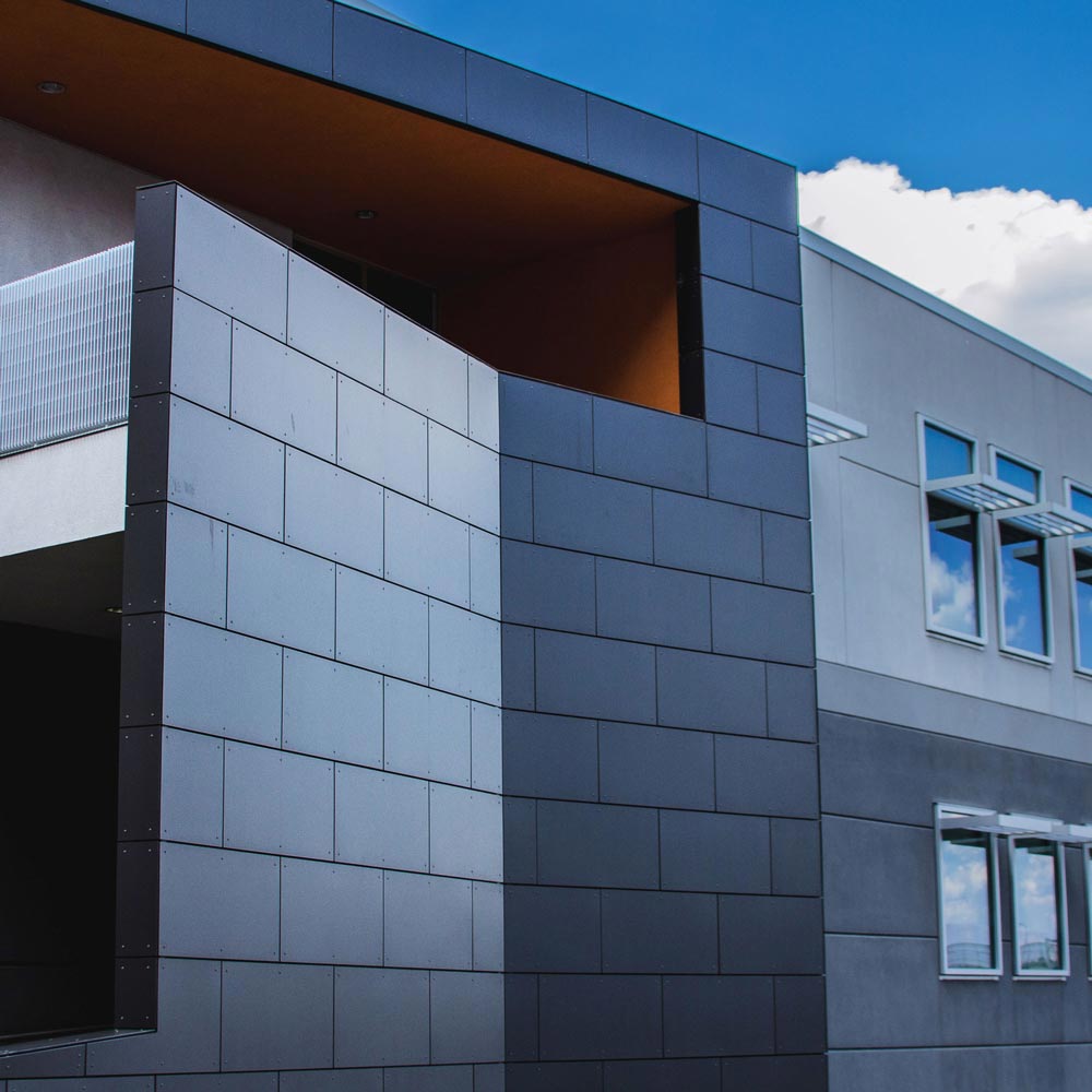 Industrifastighet med plåt på utsidan