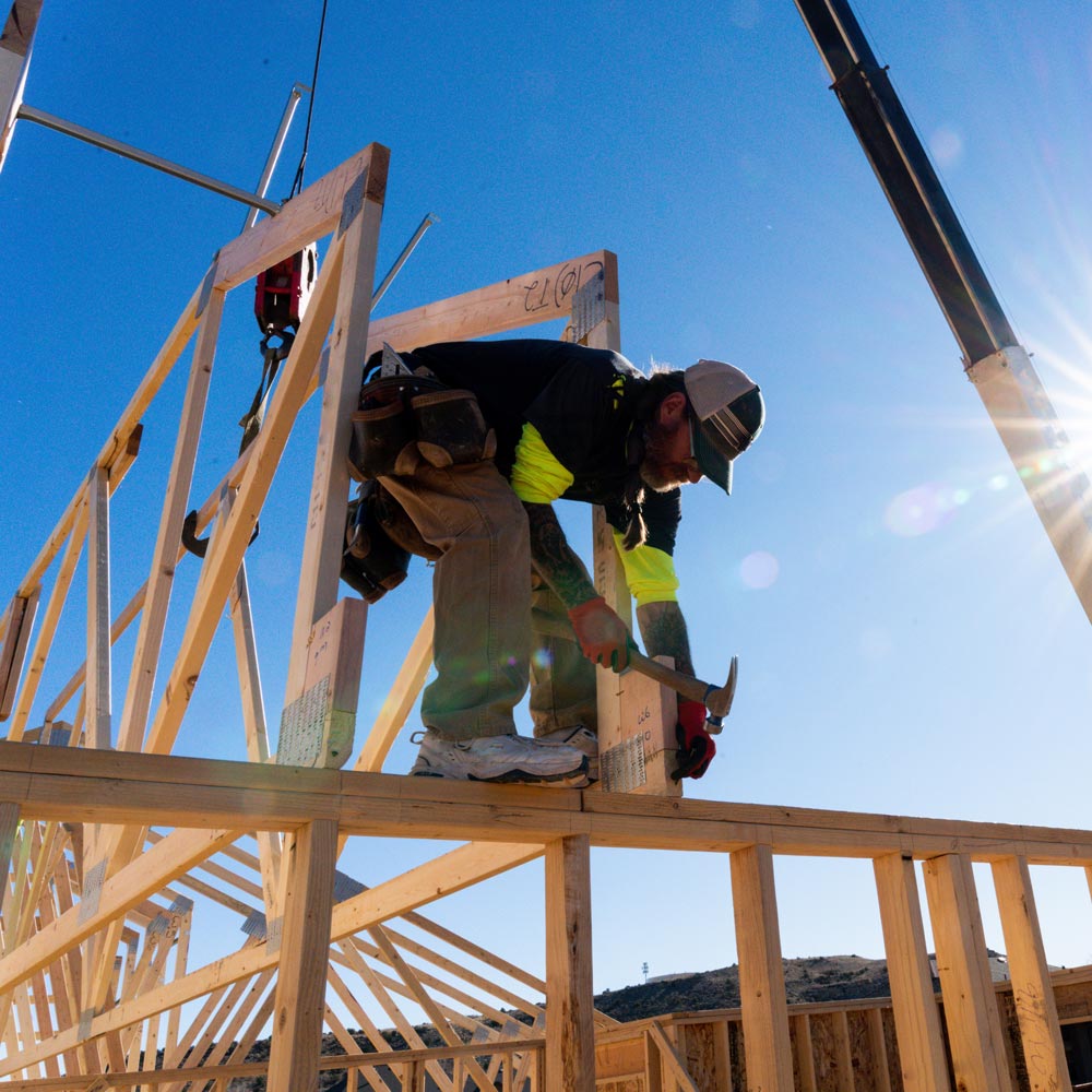 Snickare som bygger ett hus