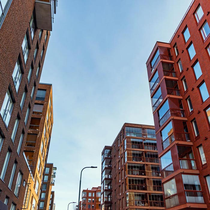 Lägenhetshus mot himlen