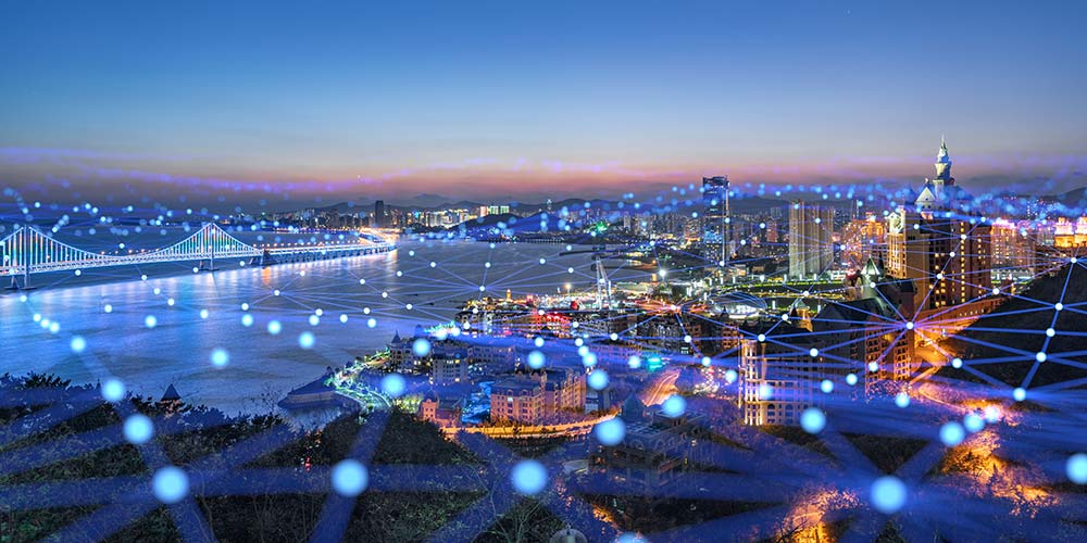 Flygbild över en stor stad i nattljus